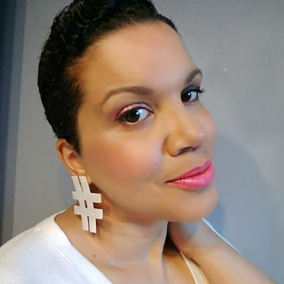 Hashtag earrings - Picture 6 of 12